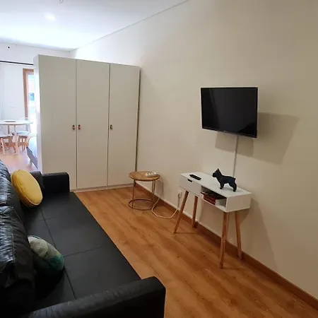Tomas Flat Front Apartment